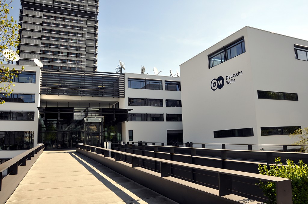 Eingangsbereich des sogenannten Schürmann-Baus, des Sitzes der Deutschen Welle in Bonn (2015); im Hintergrund ist das ehemalige Abgeordneten-Hochhaus "Langer Eugen" zu erkennen.