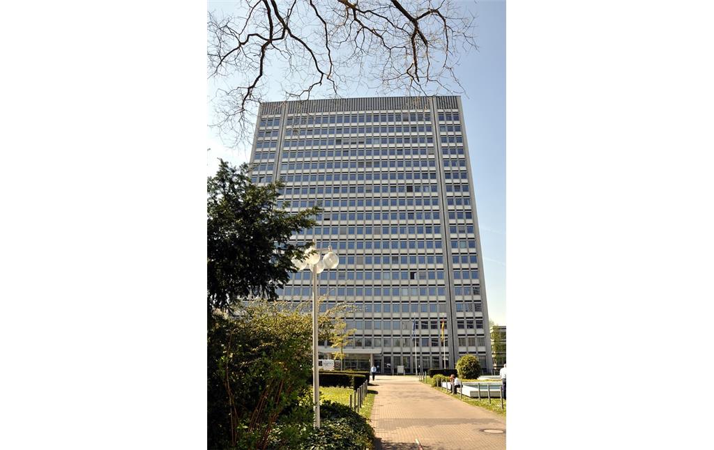 Das 18-stöckige Hochhaus im Tulpenfeld (Haus 4) ist heute Sitz der Bundesnetzagentur (2015)