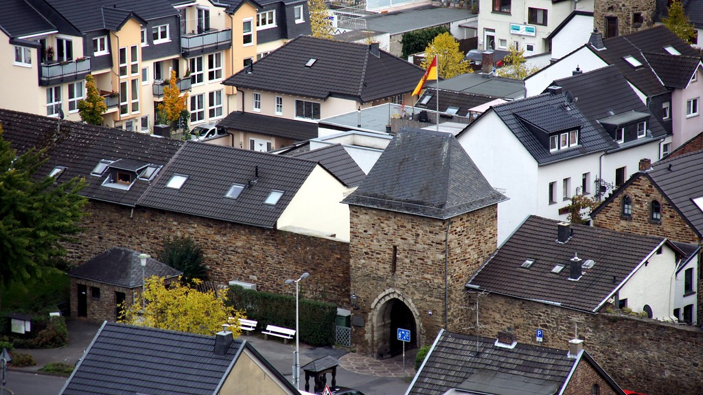 Blick auf das Adenbachtor in Ahrweiler von oben (2015)