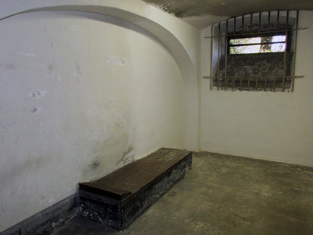 Blick in eine der Zellen der früheren Arbeitsanstalt Brauweiler, der heutigen Gedenkstätte zu deren Geschichte (2016).