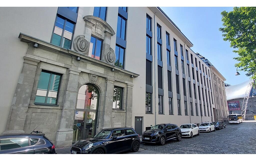 Blick auf die rückwärtige Fassade des früheren Direktionsgebäudes der Reichsbahndirektion Köln in der Straße "Am Alten Ufer" in Köln-Altstadt-Nord (2022).