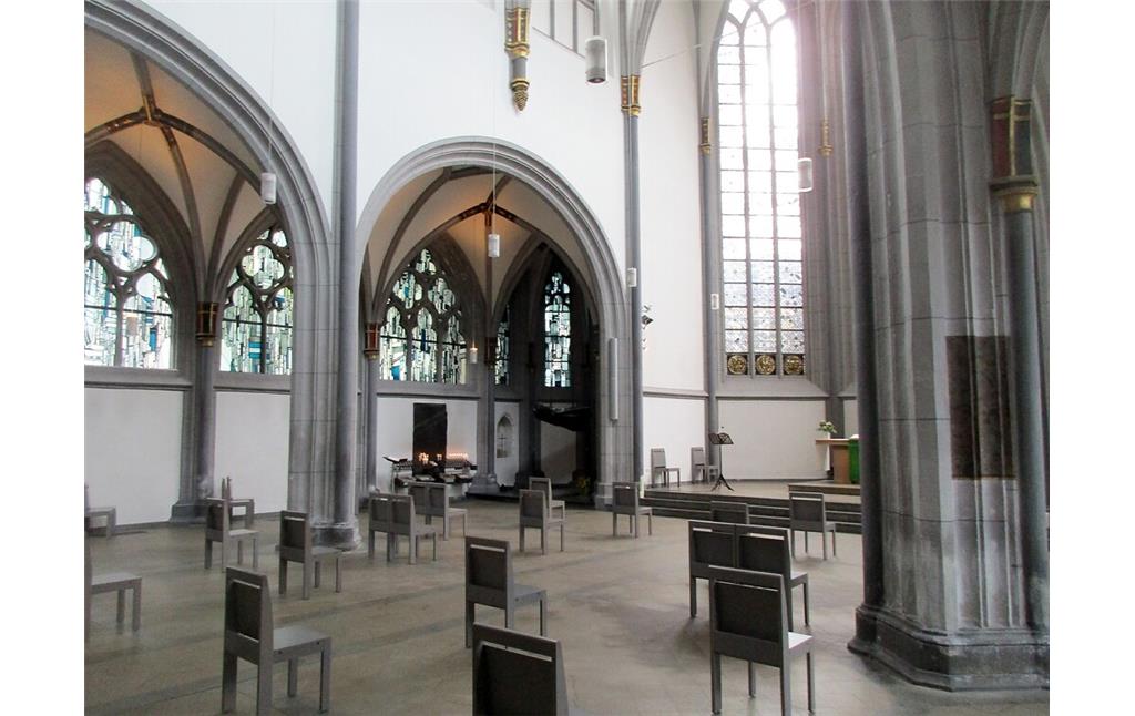 Der Innenraum der evangelischen "AntoniterCityKirche" in der Kölner Schildergasse, die frühere Antoniter-Klosterkirche in Altstadt-Nord (2020). Die Anordnung der Stühle mit großem Abstand zueinander entspricht den Bestimmungen bezüglich der COVID-19-Pandemie.