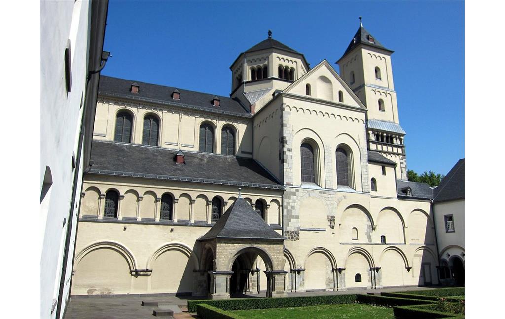 Ehemalige Benediktinerabtei Brauweiler, Blick auf die Abteikirche vom Kreuzgang aus (2011).