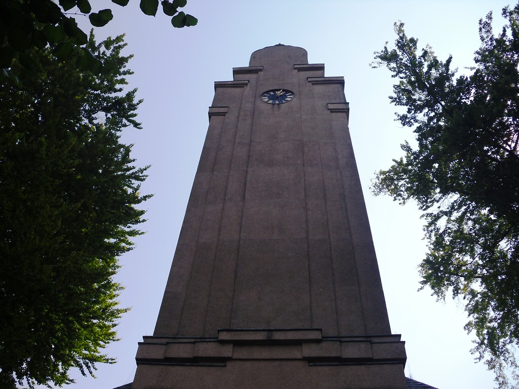 Der Turm der Lukaskirche in Köln-Porz vom Eingang aus aufgenommen (2013).