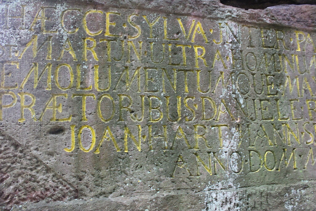Ritterstein Nr. 90 "Zum Kanzelfelsen mit den Inschriften der Teilung der Haingerade 108 Schr." westlich vom Hambacher Schloss (2021)
