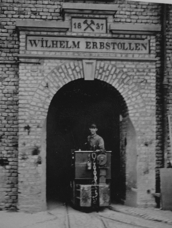 Arbeiter mit Lok am Mundloch des Wilhelm-Erbstollens (1930er Jahre)
