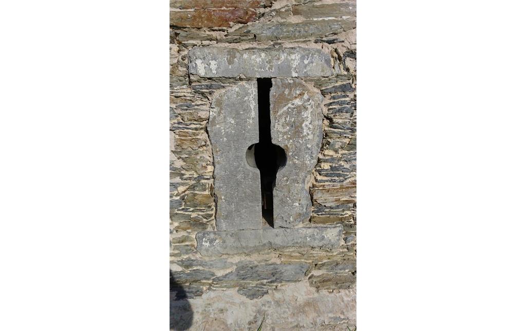 Schlüssellochscharte am Turm von Haus Brück (2015)