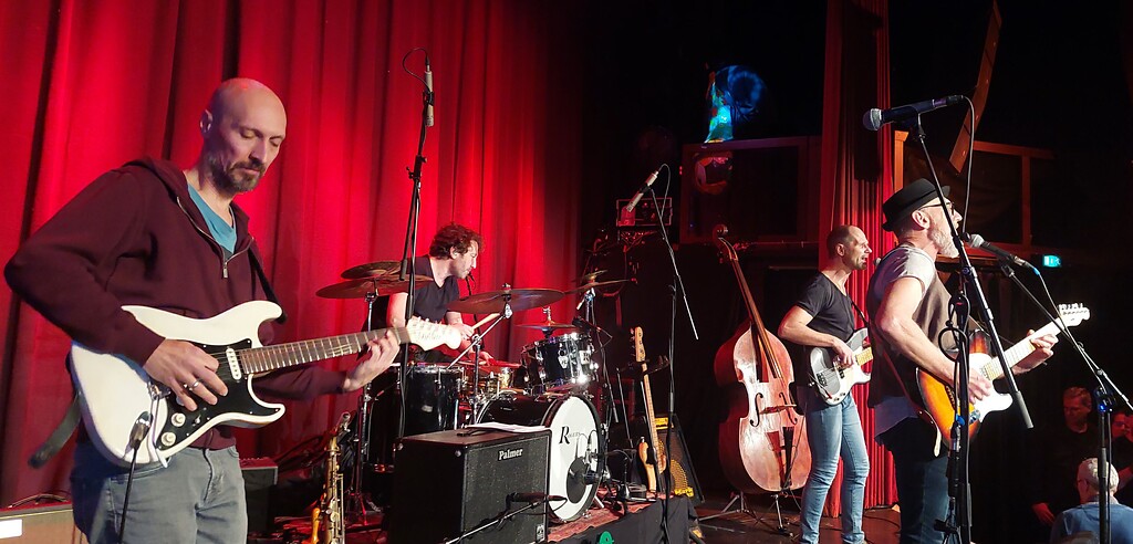 Die Band "Stingchronicity" auf der Bühne des Café Hahn in Koblenz-Güls (2023).