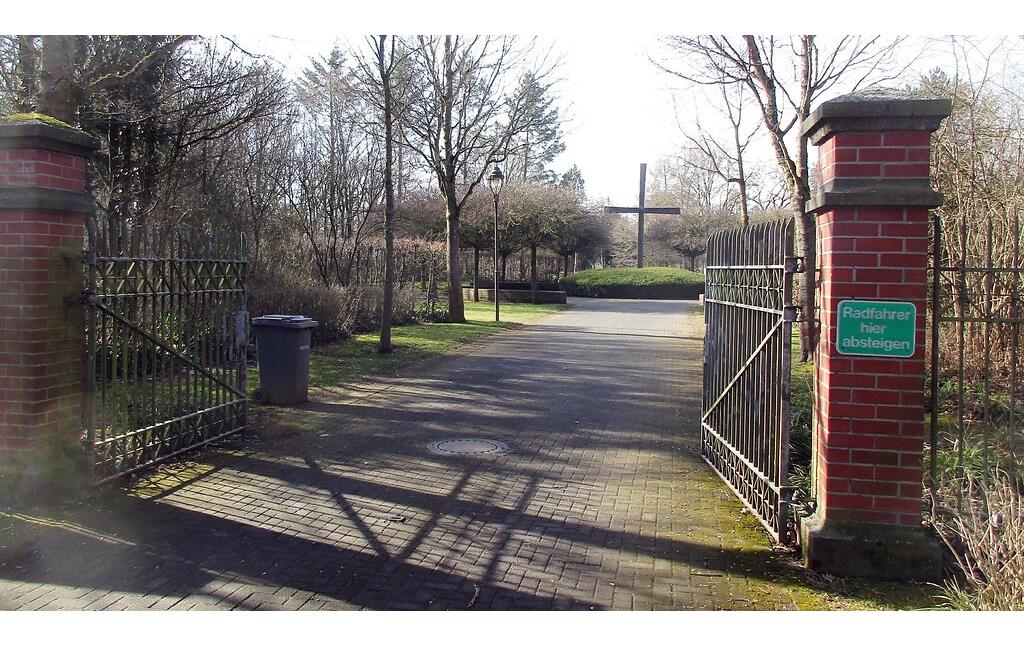 Der Eingang zum kommunalen Waldfriedhof im Kottenforst, Bonn-Röttgen (2021).