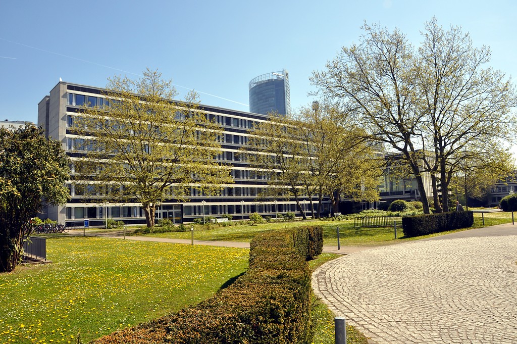 Haus 7 und ein Teil des zentralen Platzes im Bonner Tulpenfeld (2015)