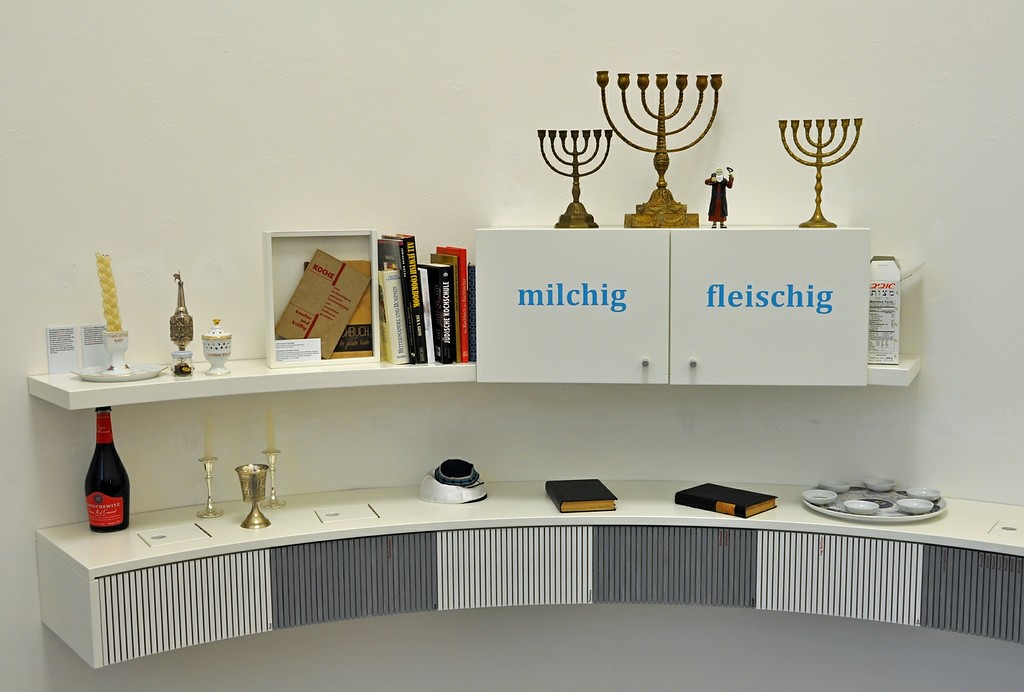 Objekte und Elemente jüdischer Kultur in der Ausstellung in der Begegnungsstätte "Alte Synagoge" in Wuppertal-Elberfeld (2014).