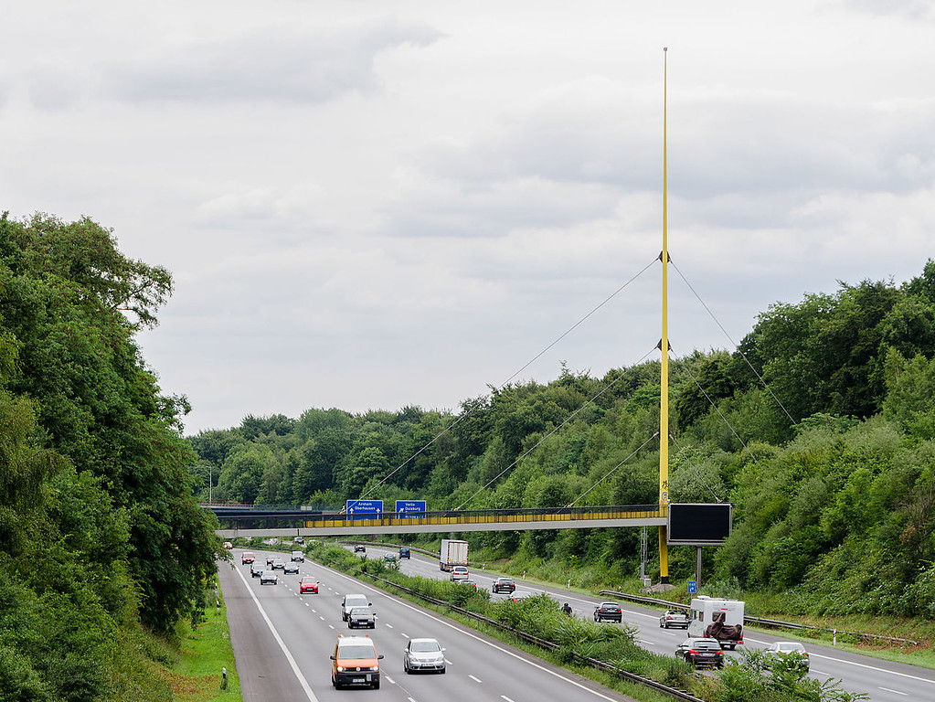 Die Expo-Brücke an der Bundesautobahn A3 entlang des Duisburger Stadtwaldes (2015).