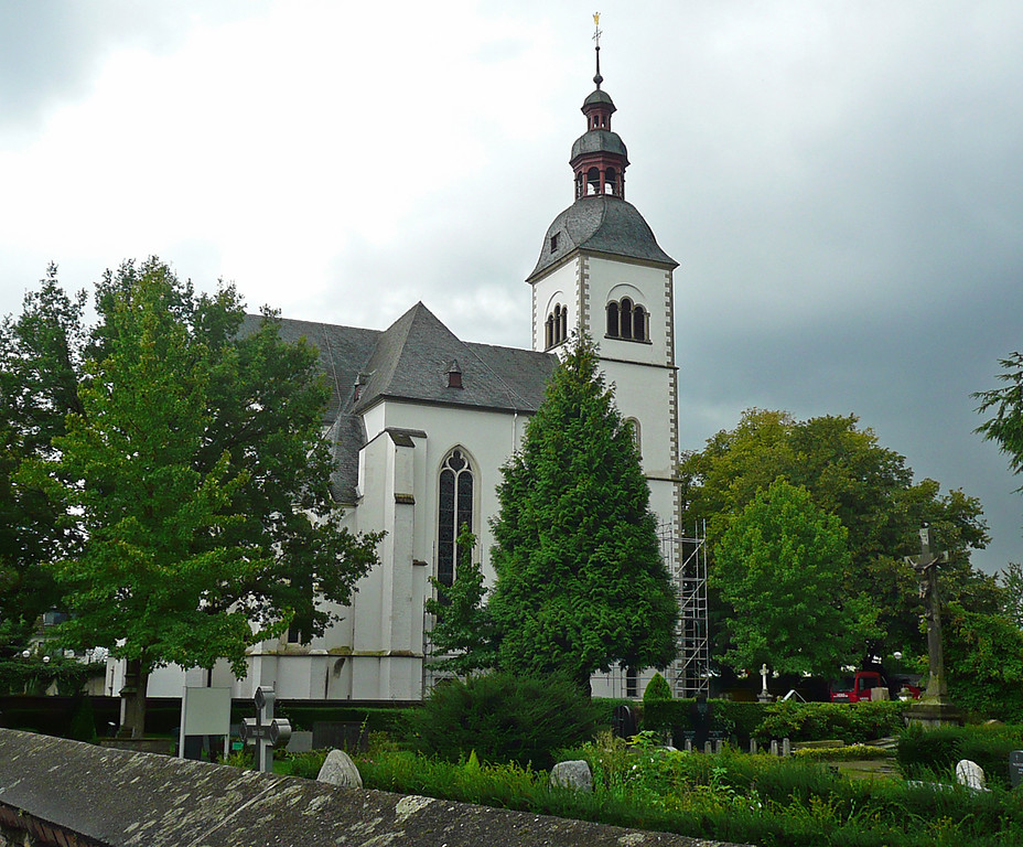 Die Stiftskirche Sankt Peter in Vilich (Bonn-Beuel) mit dem davor liegenden Friedhof von Norden aus gesehen (2014)