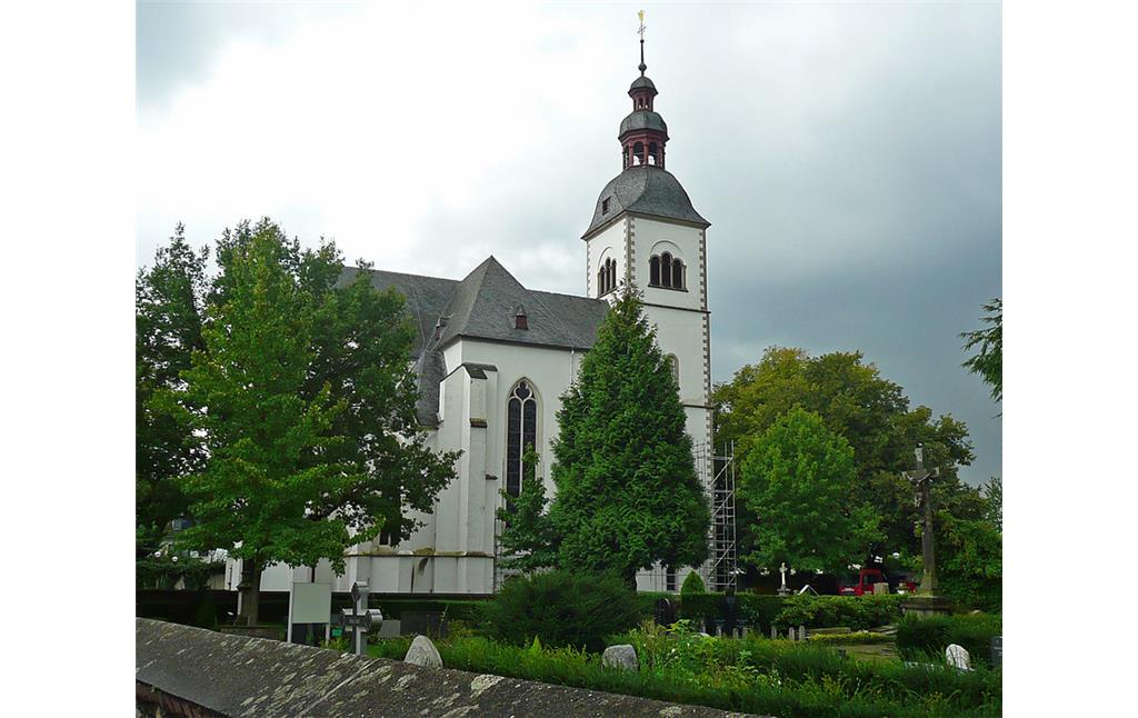 Die Stiftskirche Sankt Peter in Vilich (Bonn-Beuel) mit dem davor liegenden Friedhof von Norden aus gesehen (2014)