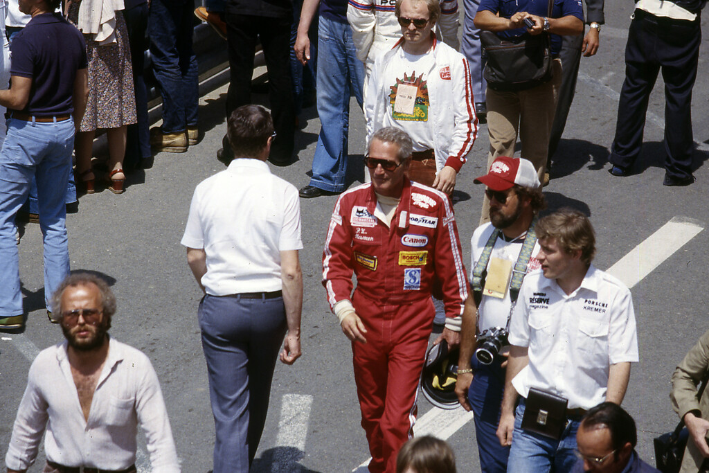 Der US-Schauspieler und Hobby-Rennfahrer Paul Newman beim 24-Stunden-Rennen von Le Mans 1979, vor ihm links vorne im Bild Georg Loos, der Chef des Kölner GELO Racing Teams.