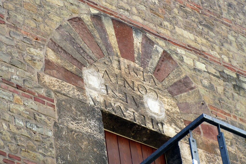 Die auf dem Kopf stehend vermauerte Spolie eines römischen Grabsteins als Türsturz am Trierer Frankenturm (2020).