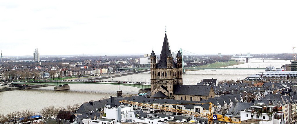 Panoramabild des Kölner Martinsviertels mit der Abtei Groß-Sankt Martin, links im Bild die Deutzer Brücke und dahinter die Severinsbrücke (2007).