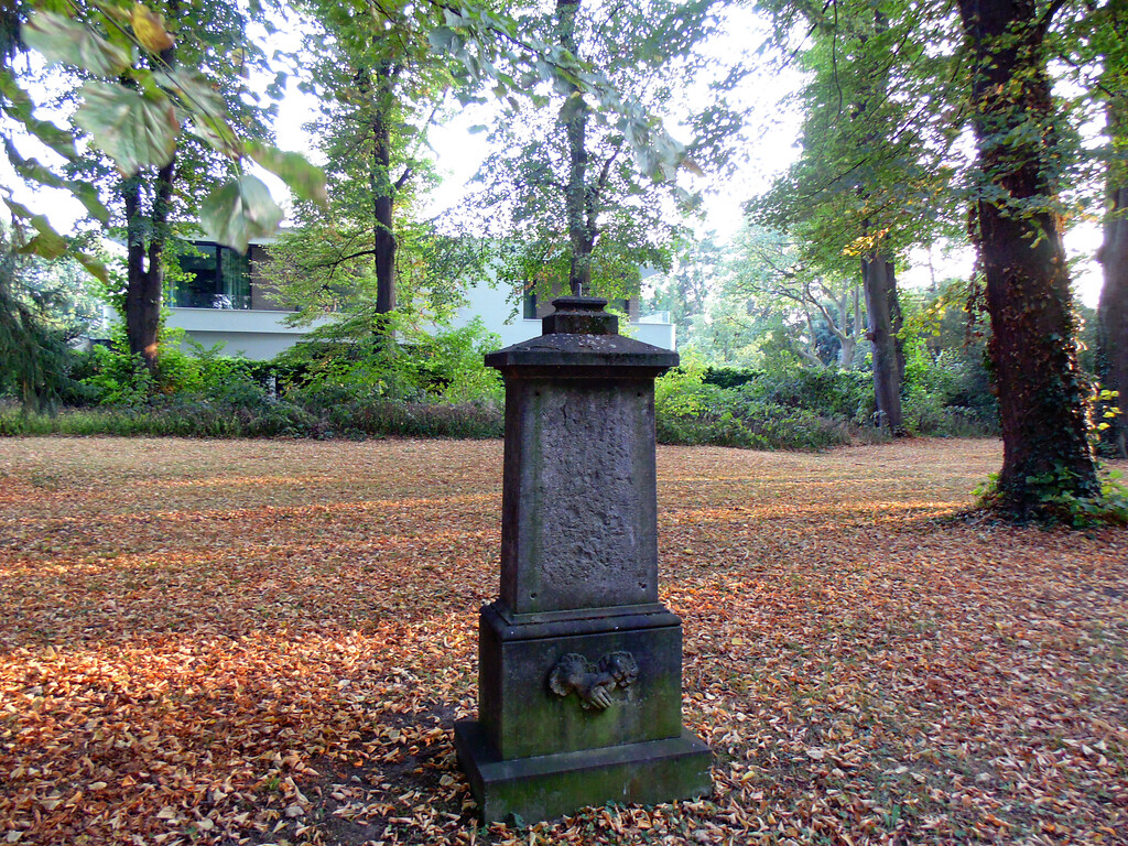 Ein demolierter Grabstein auf dem ehemaligen Friedhof Deckstein in Köln-Lindenthal (2020)