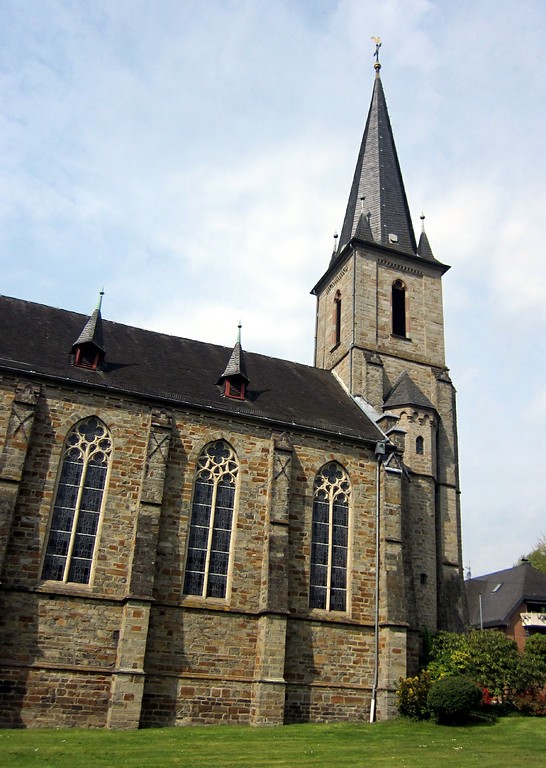 Hauptschiff und Turm der evangelischen Kirche in Windeck-Herchen, Ansicht von Osten (2014)