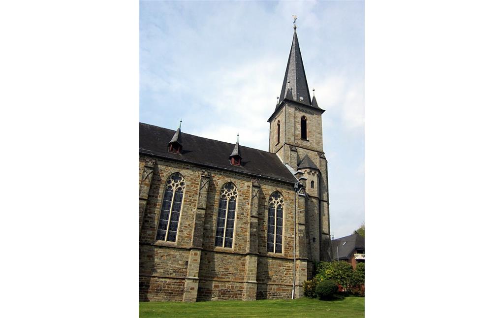 Hauptschiff und Turm der evangelischen Kirche in Windeck-Herchen, Ansicht von Osten (2014)