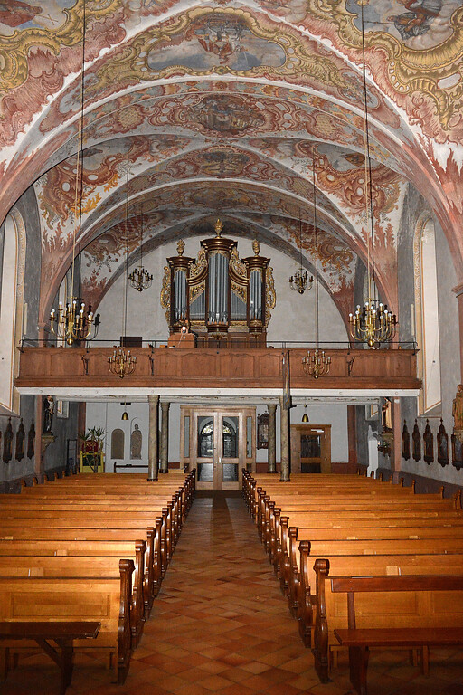 Blick in das Innere der Kirche Sankt Martin in Briedel (2015)