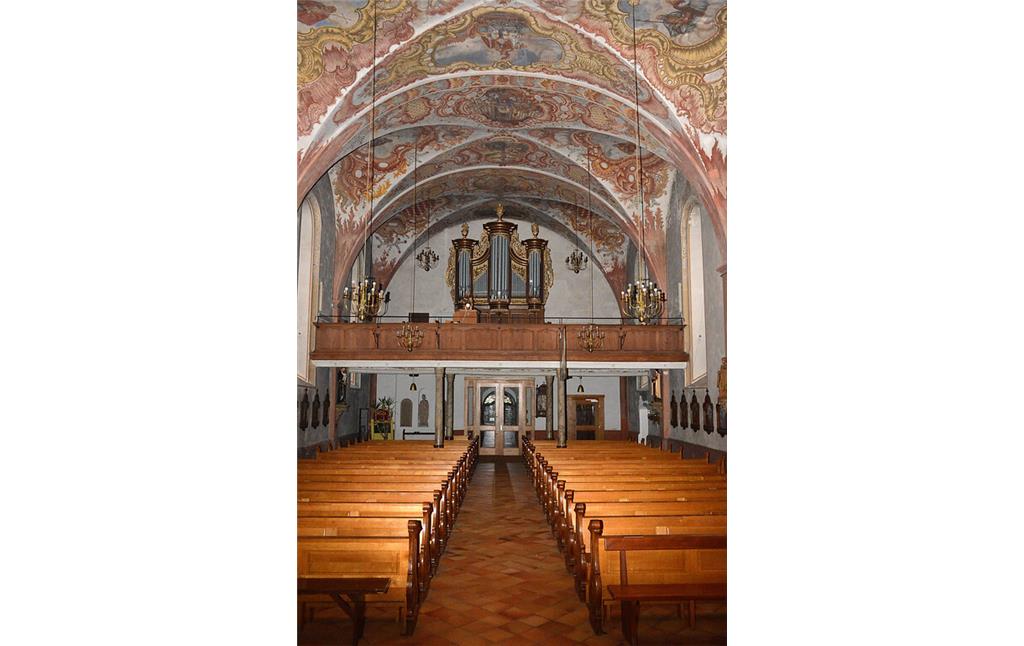 Blick in das Innere der Kirche Sankt Martin in Briedel (2015)