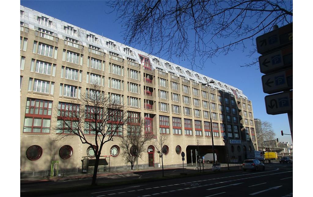 Das Gebäude des Maritim-Hotels am Kölner Heumarkt auf dem überbauten Areal des früheren Großmarkts am Sassenhof in Altstadt-Süd (2019).