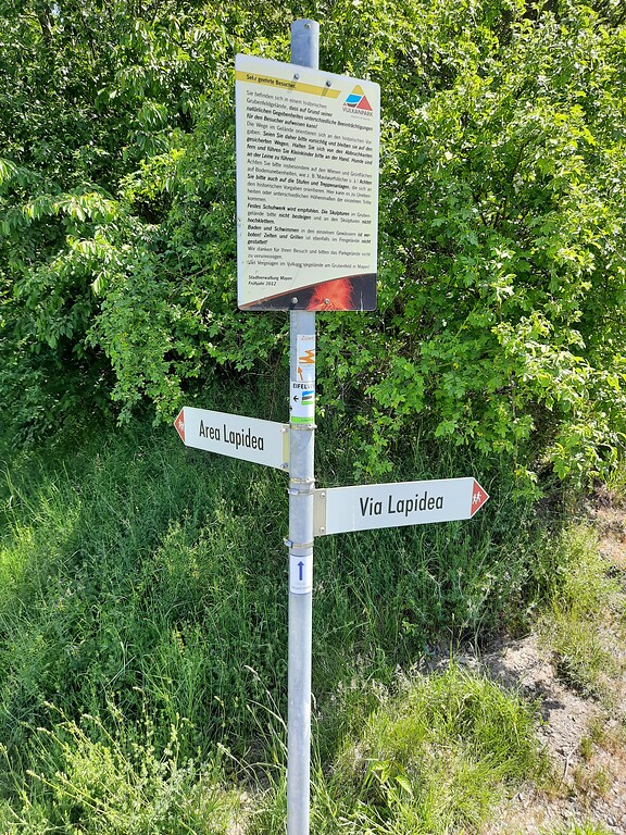 Schilder verweisen auf die Rundwege im Mayener Grubenfeld (2020).