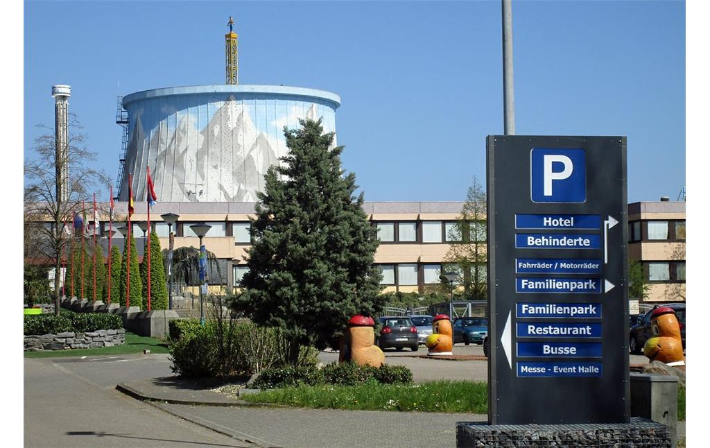 Atomkraftwerk "Schneller Brüter" bei Kalkar: der heutige Besucherparkplatz des Freizeitzentrums "Wunderland Kalkar" vor dem ehemaligen Kühlturm des Kernkraftwerks (2016).