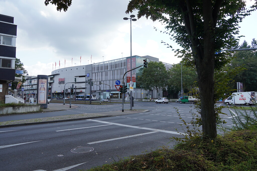 Blick von der Ecke Goethestraße / Aachener Straße auf das Einkauszentrum "Rhein-Center" in Köln-Weiden (2021).