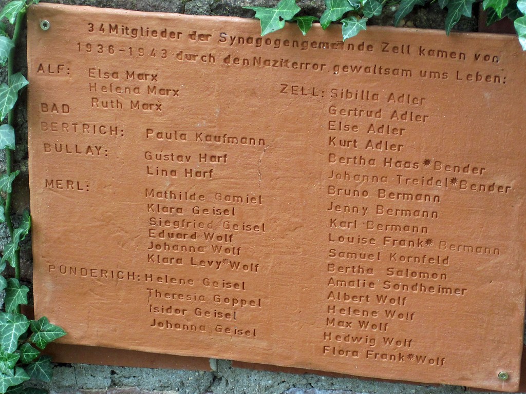 Die erneuerte Gedenktafel aus Ton zum Gedenken an die Opfer der Synagogengemeinde der NS-Zeit auf dem jüdischen Friedhof Nispelter Kehr in Bullay (2015).