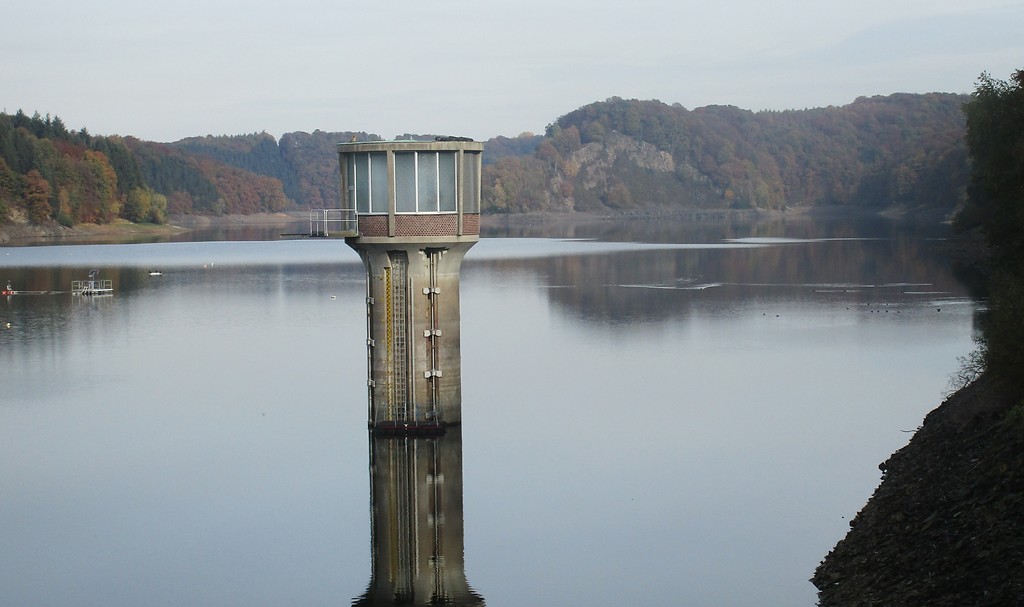 Der Wasserentnahme- und Pegelturm im Stausee der Wahnbachtalsperre (2016).