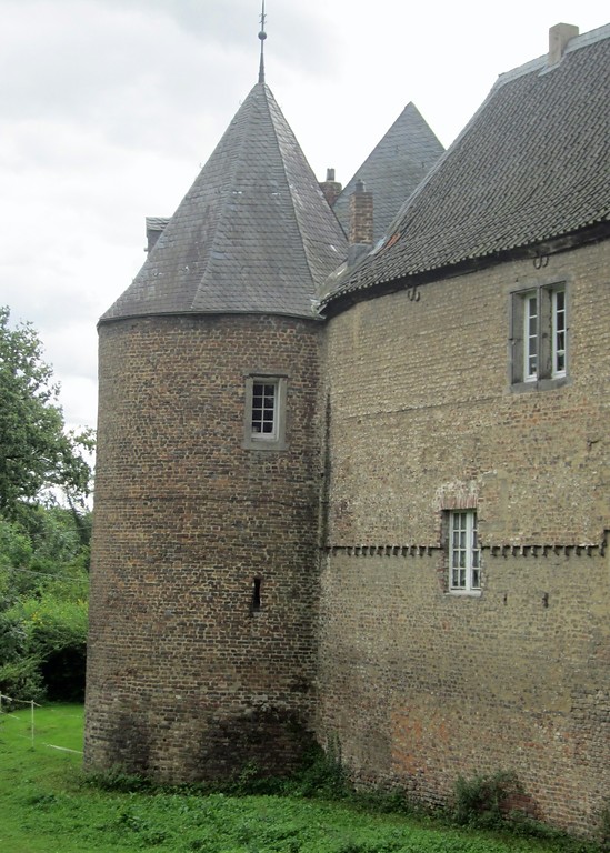 Die Nordostseite der ehemaligen Burganlage in Hülchrath (2014)