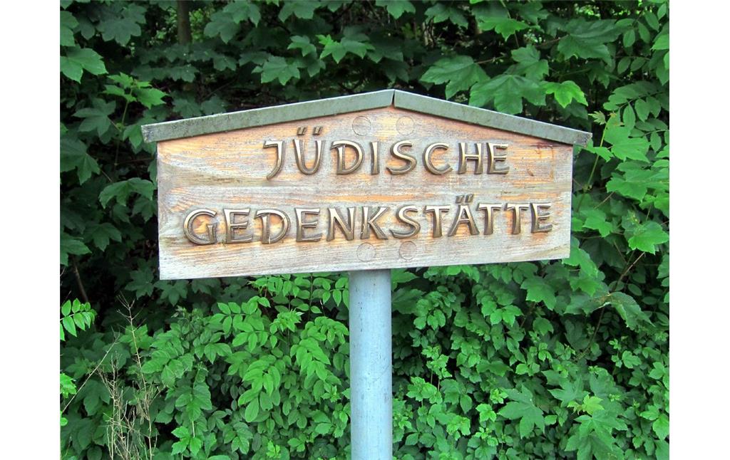 Hinweisschild auf die jüdische Gedenkstätte Ännchenstraße in Bonn-Bad Godesberg (2014).