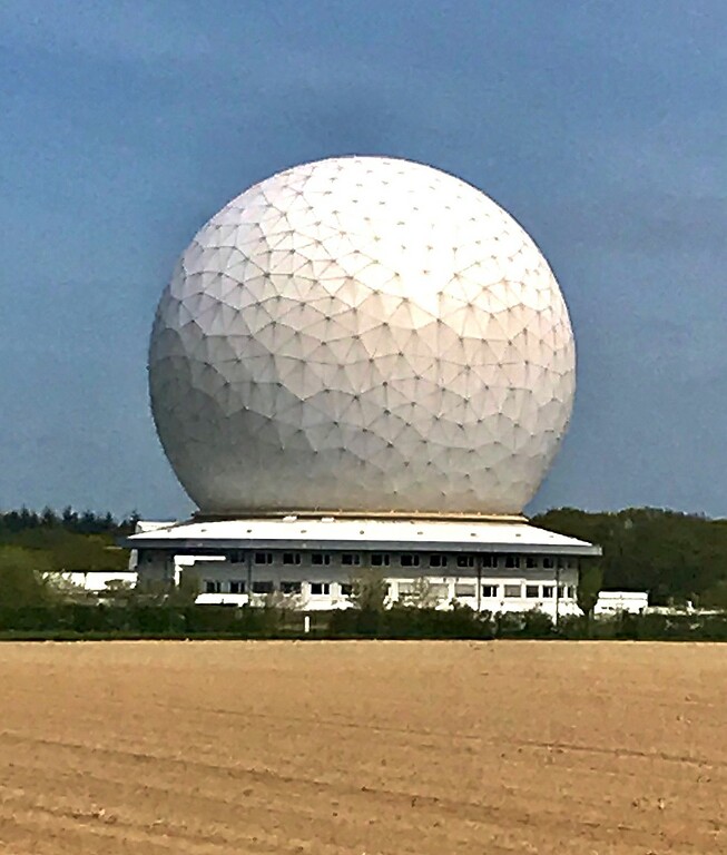 Blick auf die Radarkuppel "Radom" (englisch "Radar Dome") des Fraunhofer-Instituts bei Wachtberg-Berkum (2020).