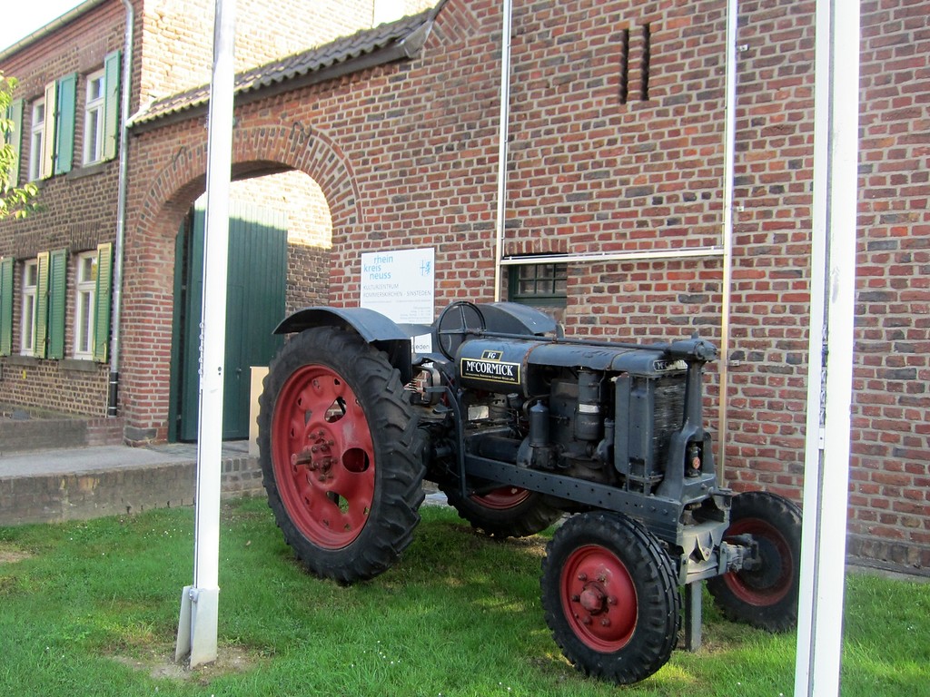 Ein alter Traktor "McCormick" vor dem Eingang zum Kulturzentrum in der Gehöftgruppe Sinsteden (2014).