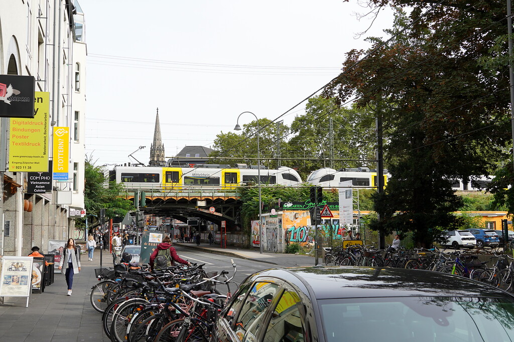 Blick in Richtung des Südbahnhofs auf der Zülpicher Straße (2021).