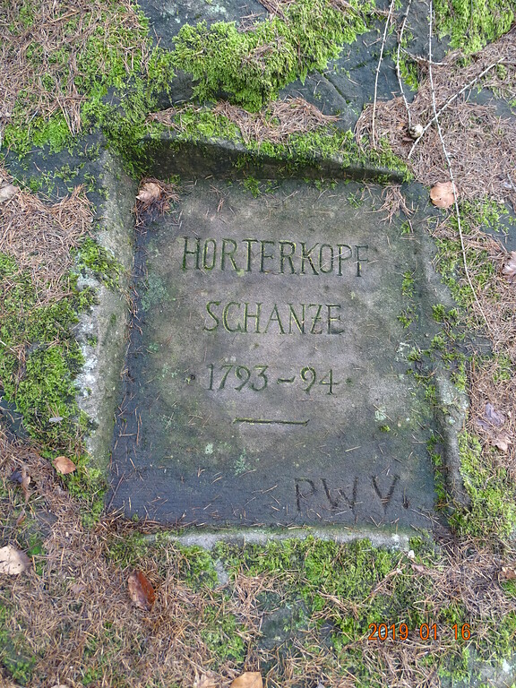 Ritterstein Nr. 145 Horterkopf Schanze 1793-94 nordwestlich von Waldleiningen (2019)