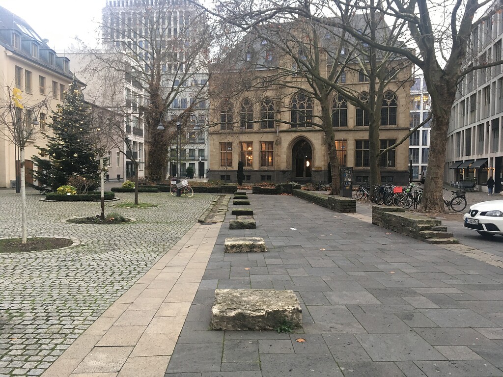 Überreste des ehemaligen Kreuzgangs auf dem Platz am Gereonskloster in Köln Altstadt-Nord (2021)
