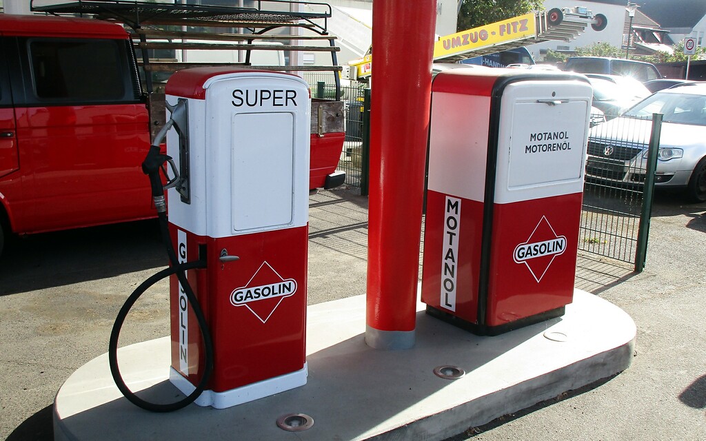 Zapfsäule für Gasolin-Super-Kraftstoff und Verkaufsvitrine für Motanol-Motorenöl an der früheren Tankstelle an der Hauptstraße in Troisdorf-Spich (2022).