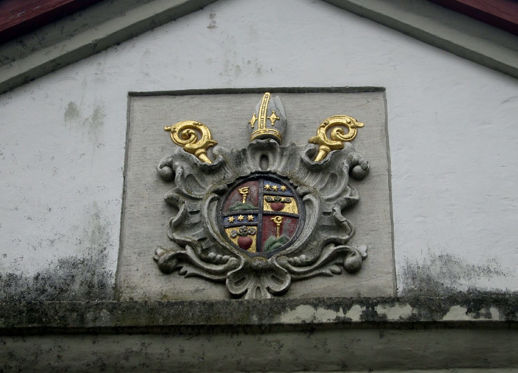 Wappenstein im Giebel des Portals des barocken Küchenhofs der Abtei Altenberg bei Odenthal (2012).