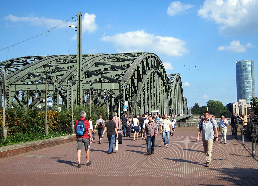 Hohenzollernbrücke, Blick in Richtung Deutz (2011)