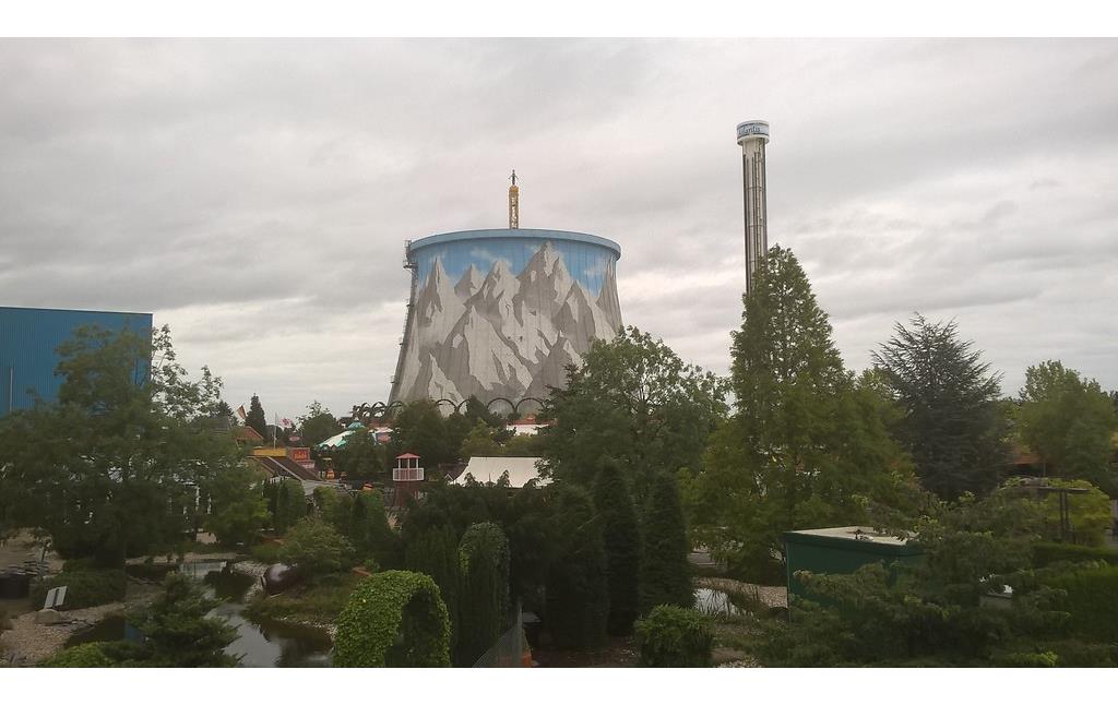 Der Kühlturm des früheren Kernkraftwerks "Schneller Brüter" in Kalkar (2015), heute genutzt als Kletterwand im "Wunderland Kalkar".