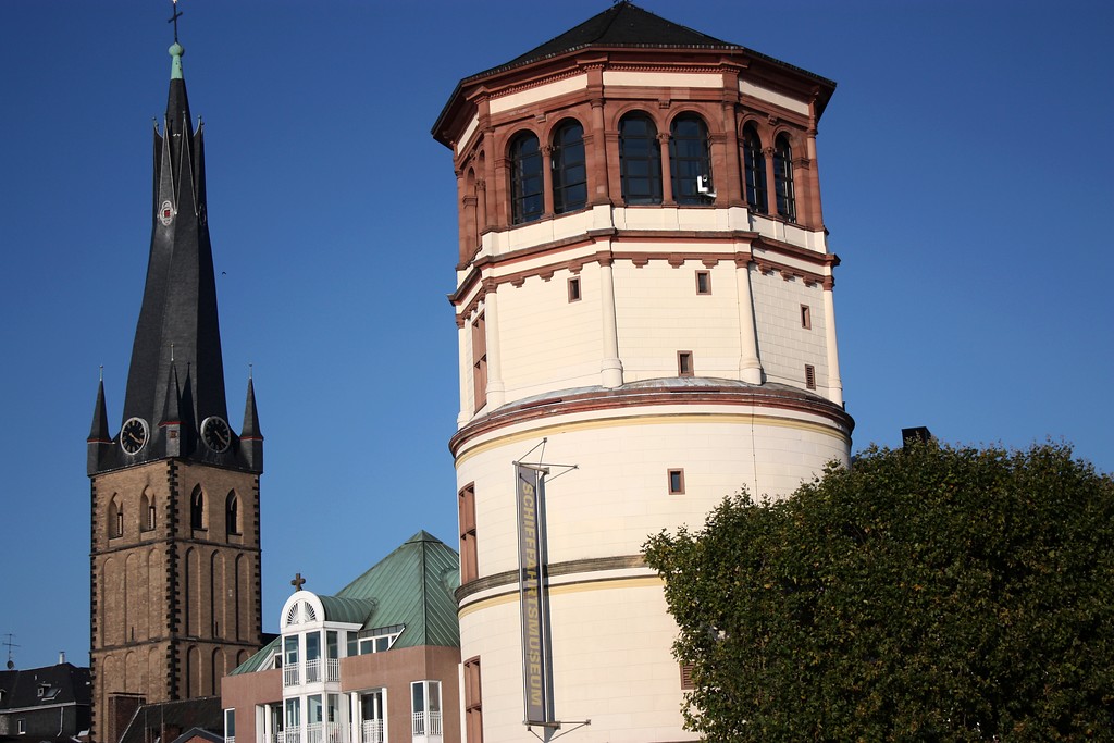 Turm der Kirche St. Lambertus und der Schlossturm in Düsseldorf (2010)