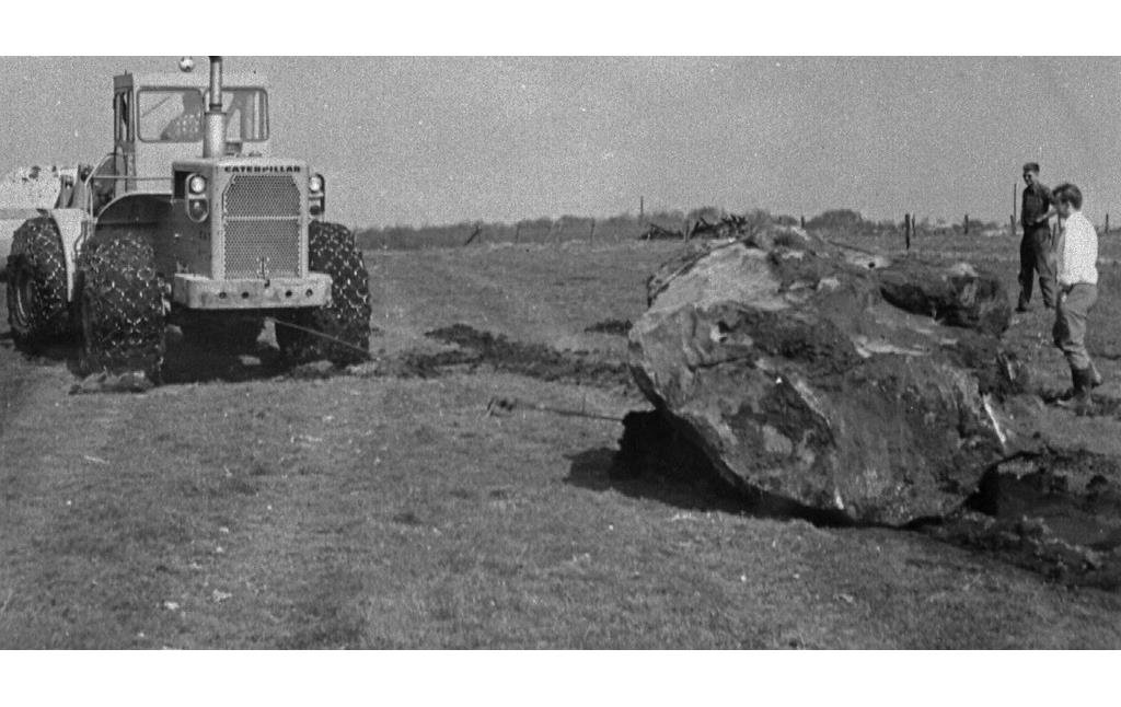 Teufelsstein in Schermbeck-Weselerwald: Im Jahre 1969 hat die Weseler Firma Landers den Stein mit schweren Gerätschaften aus der Erde gezogen und an seinen jetzigen Platz gebracht.