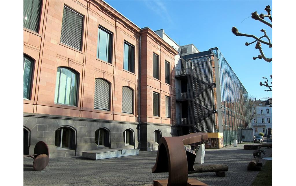 Westansicht des Gebäudes des LVR-LandesMuseums Bonn mit dem Skulpturenhof (2015)