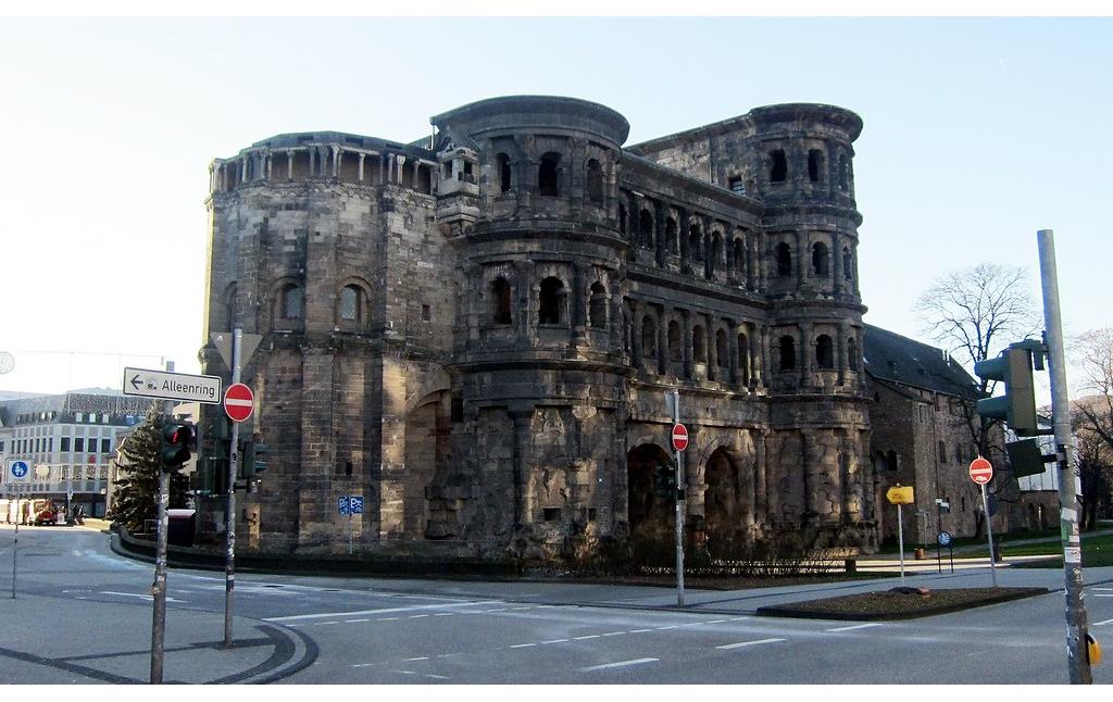 Römisches Stadttor "Porta Nigra" in Trier, Ansicht der nördlichen Feldseite (2014).