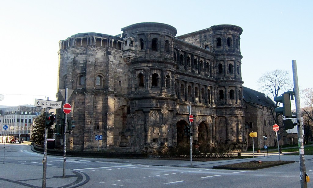 Römisches Stadttor "Porta Nigra" in Trier, Ansicht der nördlichen Feldseite (2014).