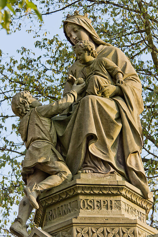 Figuren am Hermann-Josef-Brunnen am Waidmarkt in Köln: Das Jesuskind auf dem Schoß von Maria nimmt den Apfel von Hermann Joseph entgegen (2011).
