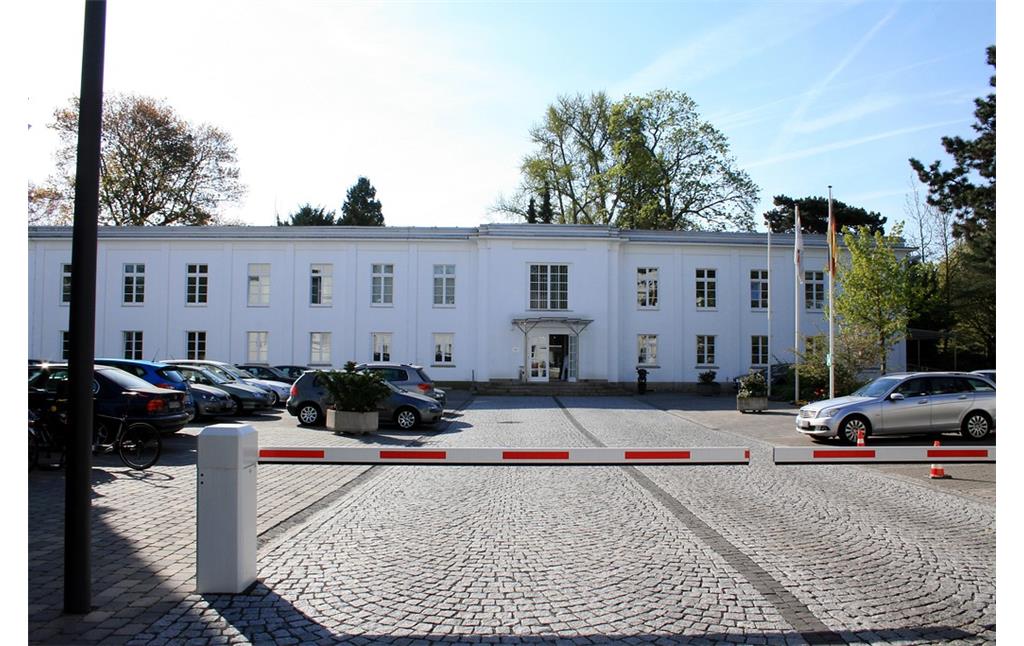 Verwaltungsgebäude Kaiser-Friedrich-Straße 16 im Park der Villa Hammerschmidt, heute Bundeskartellamt (2015)